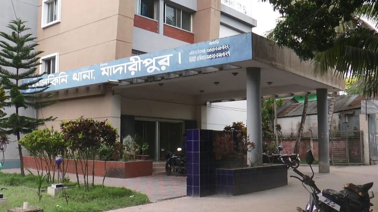 চেতনানাশক দিয়ে অচেতনের পর তৃতীয় শ্রেণির ছাত্রীকে ধর্ষণ, থানায় মামলা