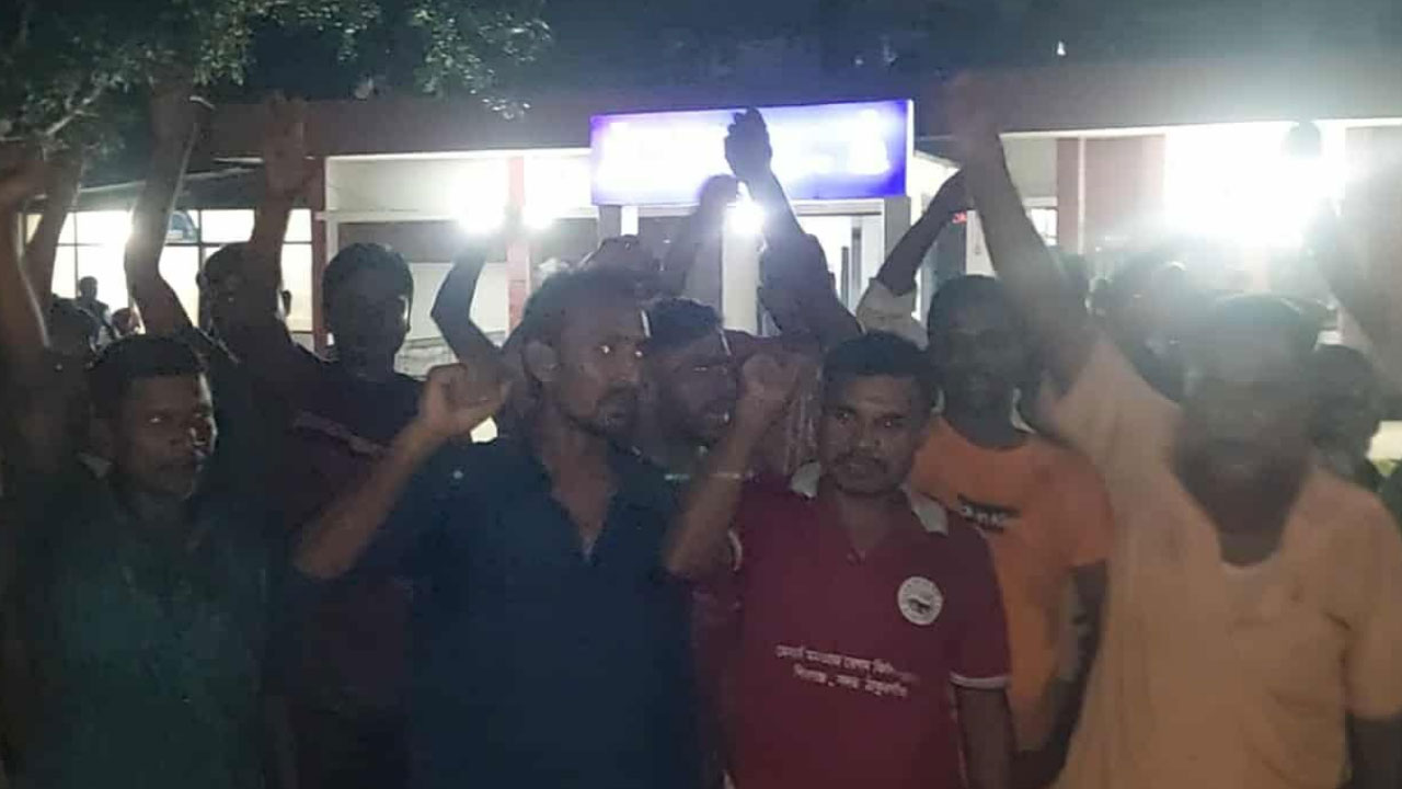 চাঁদা না দেওয়ায় অটোরিকশা চালককে মারধর, মধ্যরাতে থানার সামনে বিক্ষোভ