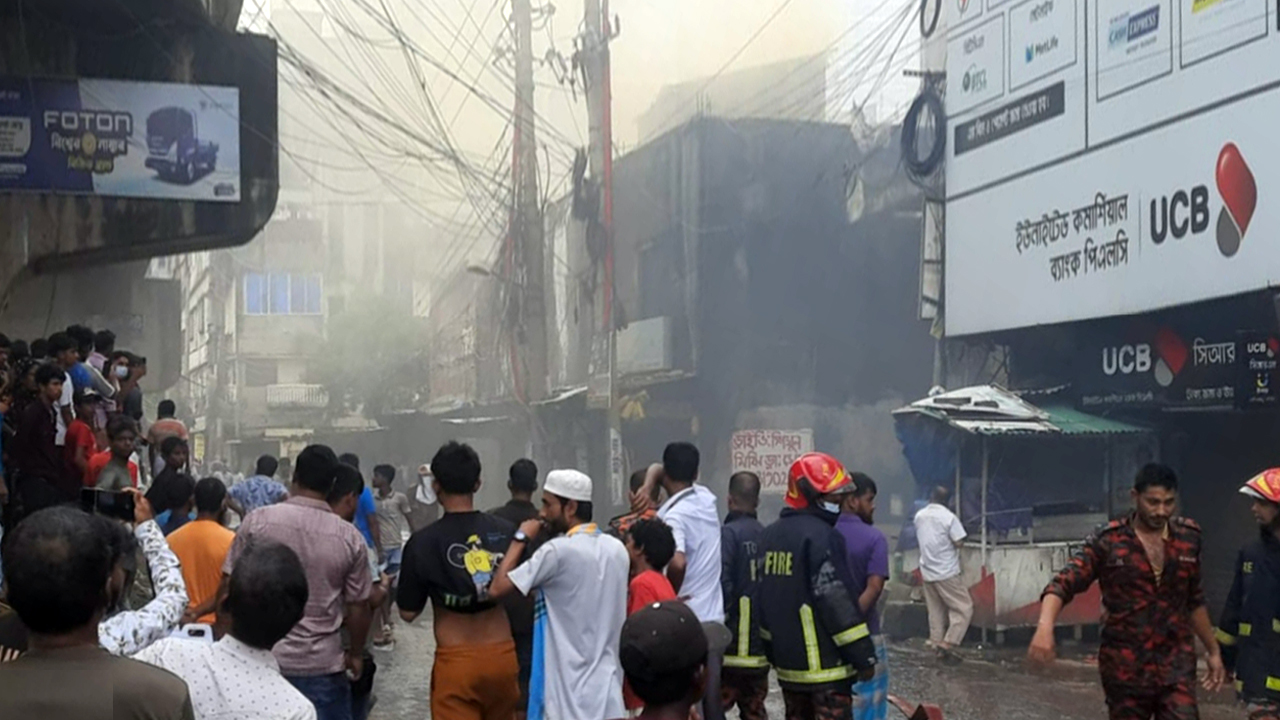 টঙ্গীতে কেমিক্যাল গুদামে ভয়াবহ বিস্ফোরণ, ফায়ার সার্ভিসের সদস্যসহ দগ্ধ ৫