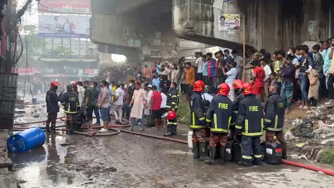 টঙ্গীতে কেমিক্যাল গুদামের আগুন নিয়ন্ত্রণে, উদ্ধার অভিযান চলছে