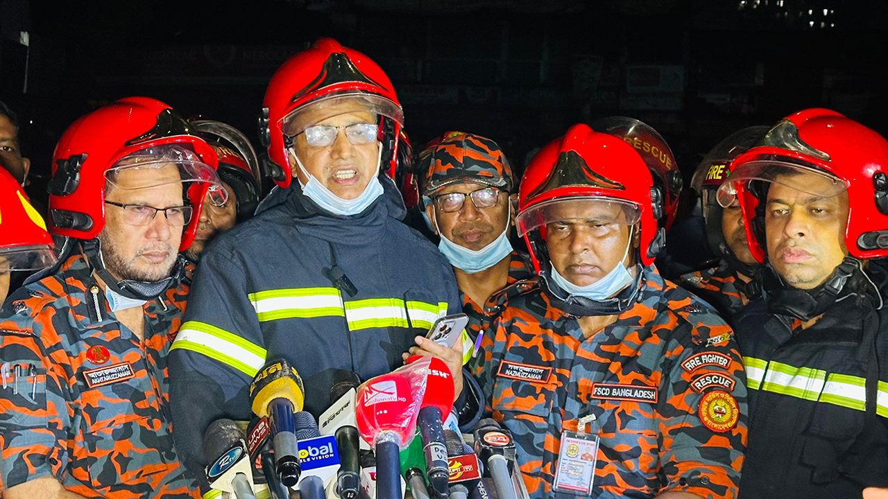 নামহীন গুদামে যত্রতত্র রাখা ছিল কেমিক্যাল, মালিক লাপাত্তা