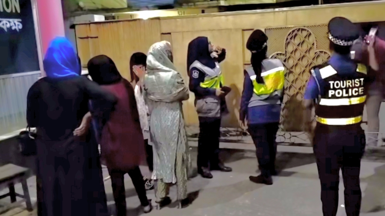 কক্সবাজারে কটেজ জোনে অনৈতিক কর্মকাণ্ড, অভিযানে আটক ১৩