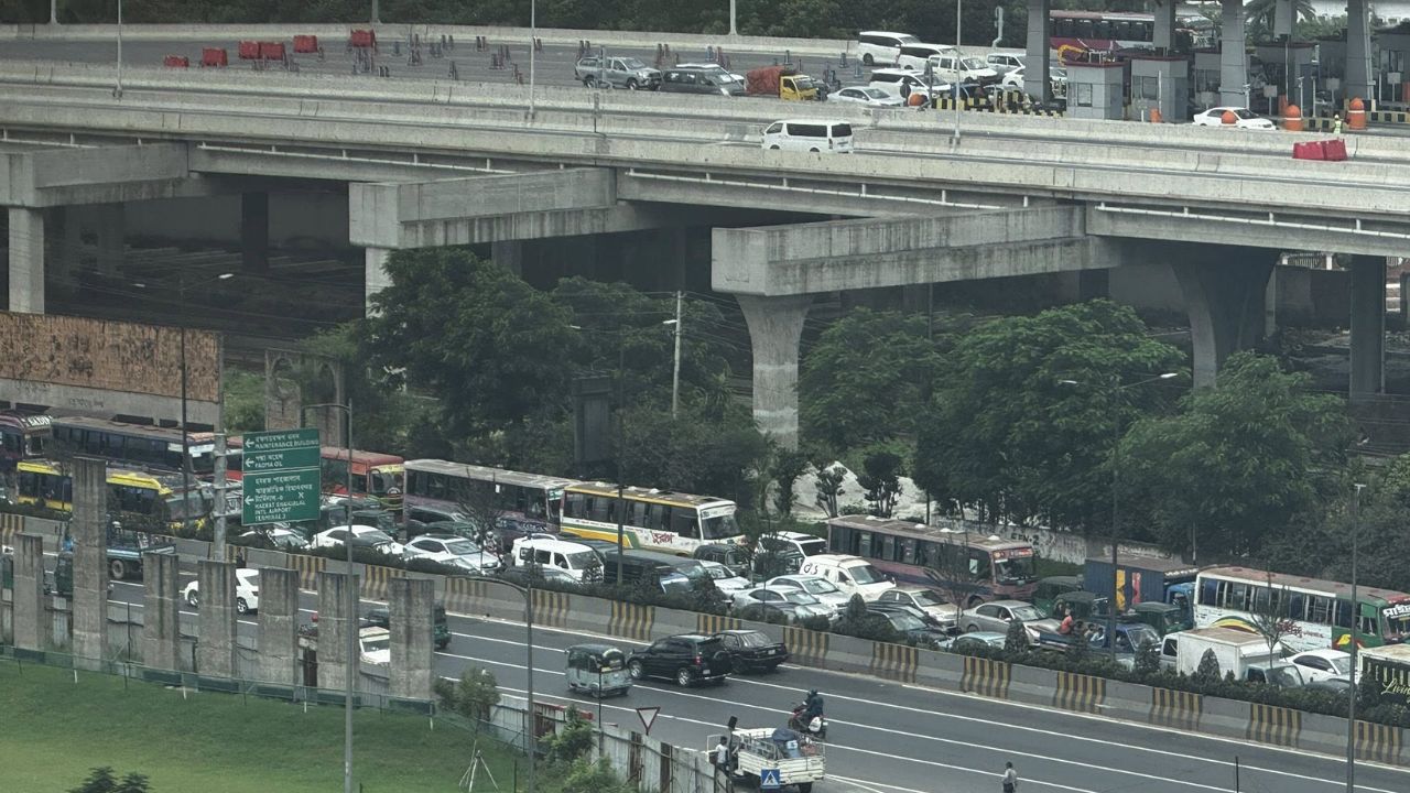 ৪ ঘণ্টা পর সড়ক ছাড়লেন শ্রমিকরা, যান চলাচল স্বাভাবিক