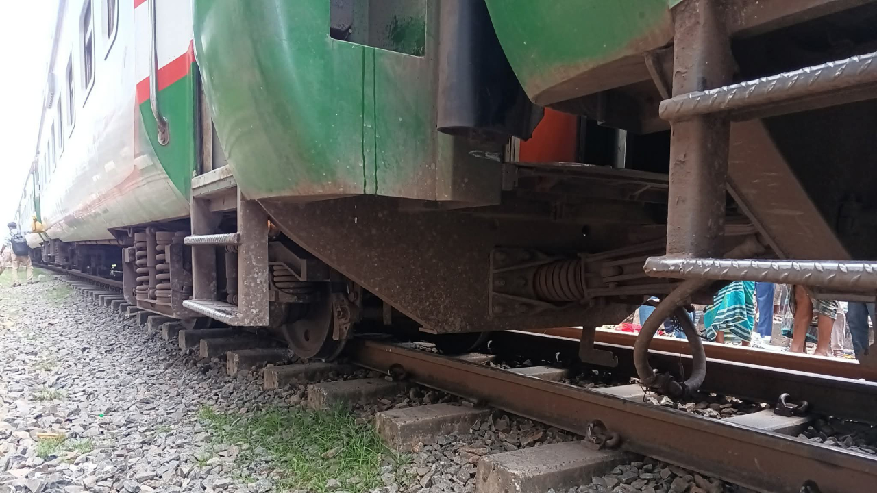 বুড়িমারি এক্সপ্রেস বিমানবন্দরের কাছে লাইনচ্যুত