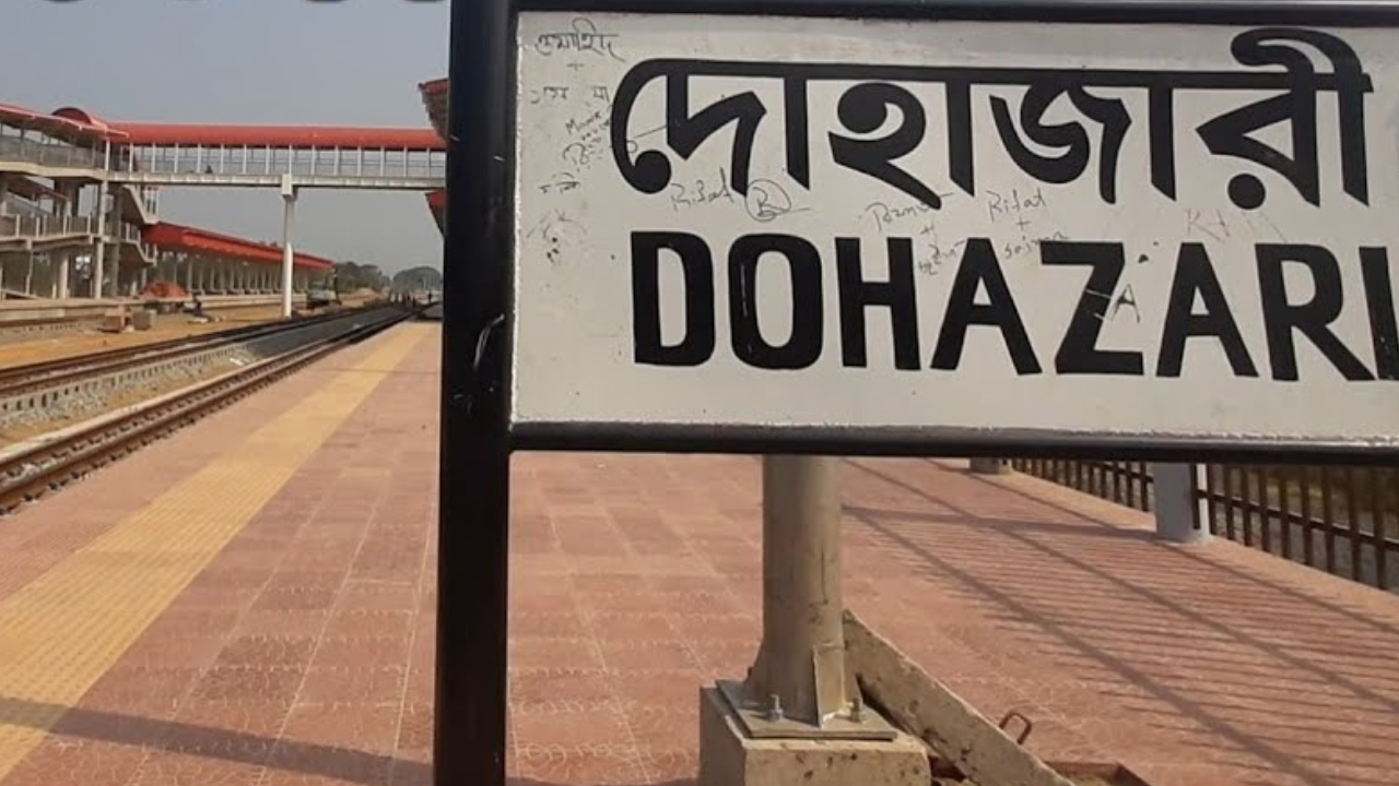 চট্টগ্রামে ট্রেনের দরজায় বসে পা থেঁতলে গেল যাত্রীর