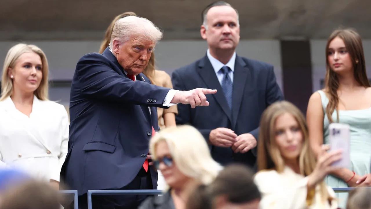 ট্রাম্পের জন্য আধা ঘণ্টা পিছিয়ে যায় খেলা, গ্যালারিজুড়ে ক্ষোভ-দুয়োধ্বনি