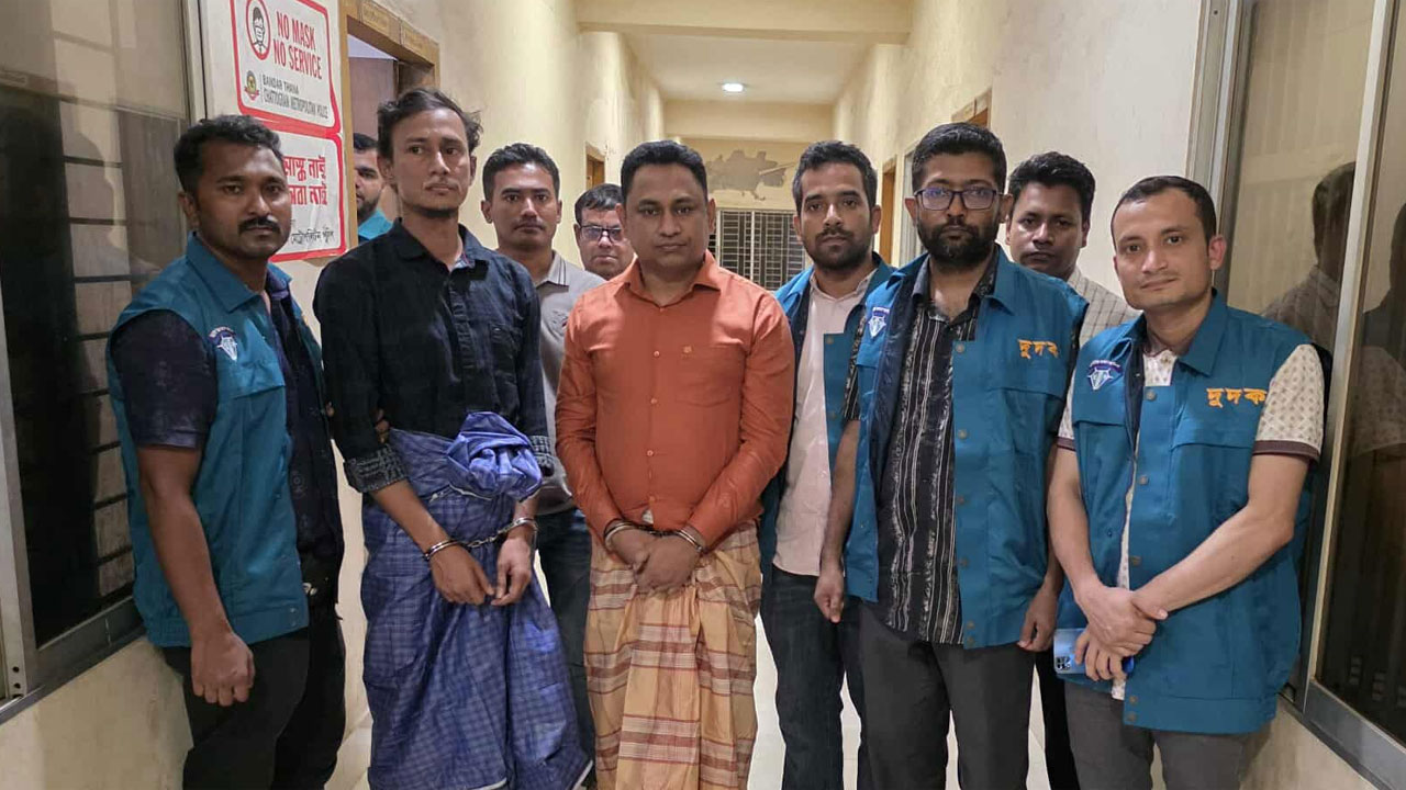 ঘুষের টাকাসহ হাতেনাতে ধরা রাজস্ব কর্মকর্তার সহযোগীর আদালতে স্বীকারোক্তি