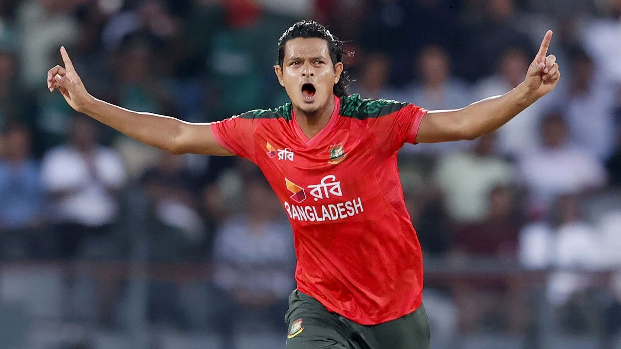 ২ বলে ২ উইকেট নিলেন নাসুম