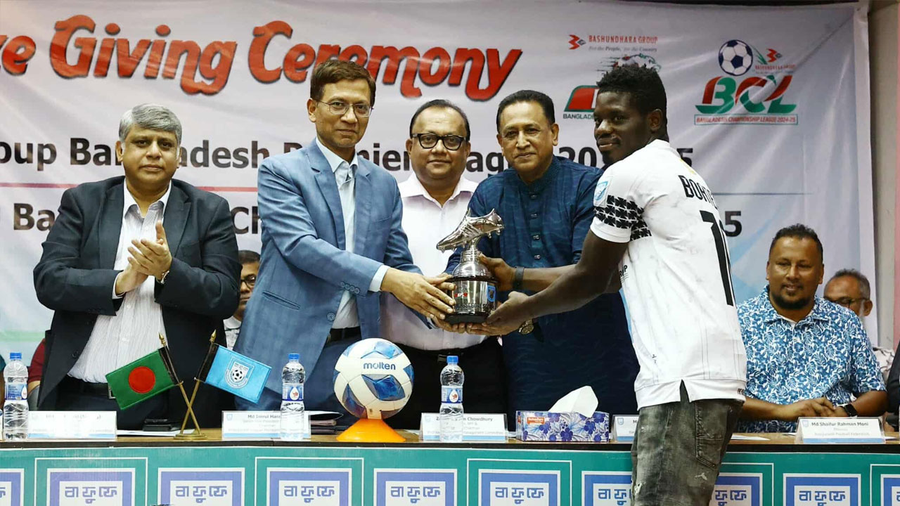 রহমতগঞ্জের হয়ে জেতা পুরস্কার মোহামেডানের জার্সিতে গ্রহণ করলেন বোয়েটাং