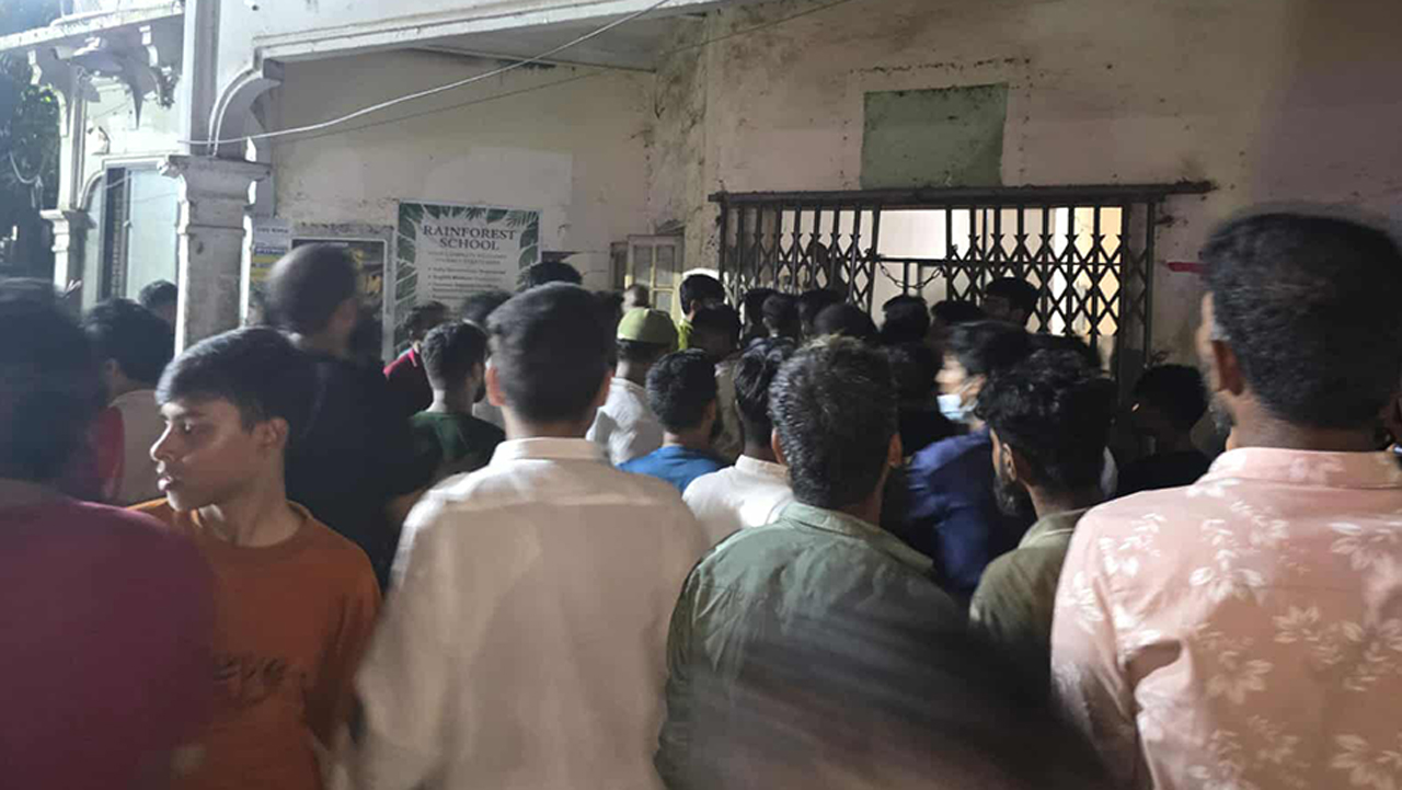 ঢামেকে রোগী মৃত্যুর অভিযোগ: ট্রলিম্যান ও রোগীর স্বজনদের মধ্যে মারামারি