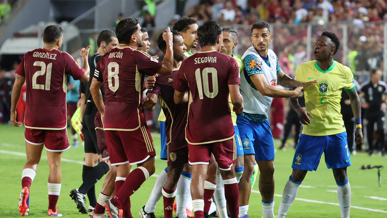 বিশ্বকাপে না ওঠায় বরখাস্ত দুই দেশের কোচ