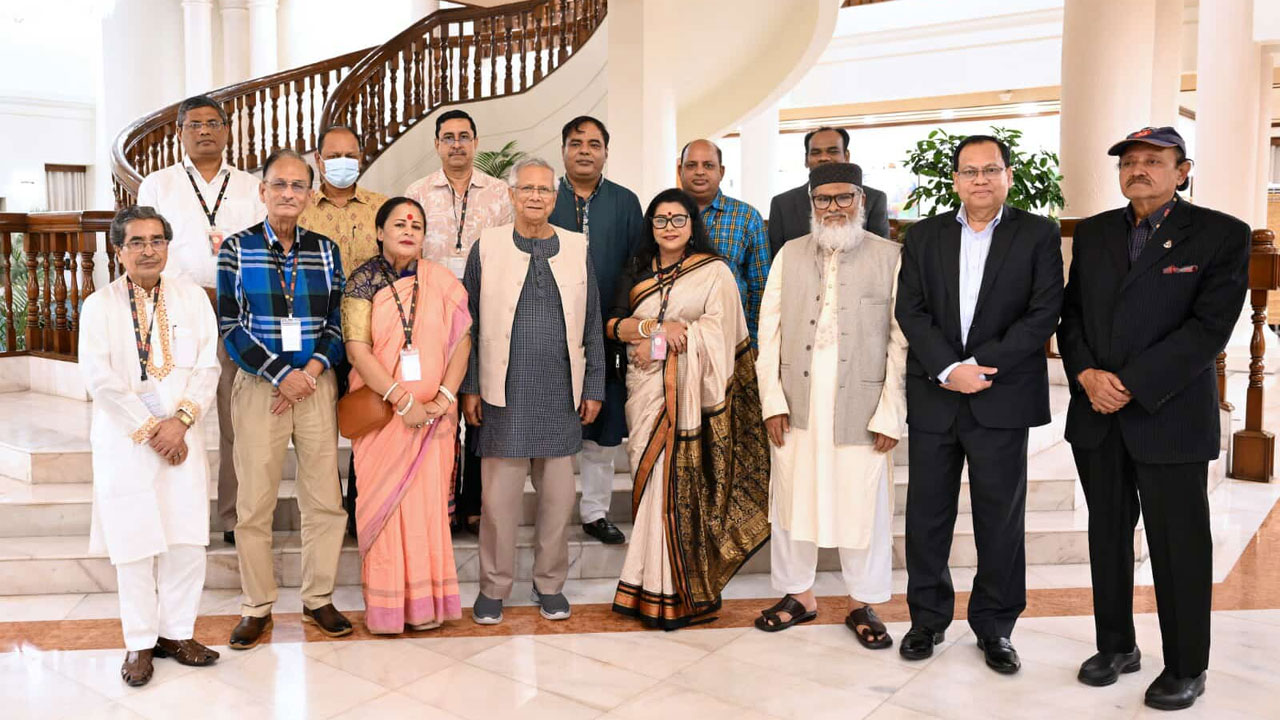 দুর্গাপূজা নিয়ে হিন্দু ধর্মীয় নেতাদের সঙ্গে প্রধান উপদেষ্টার বৈঠক