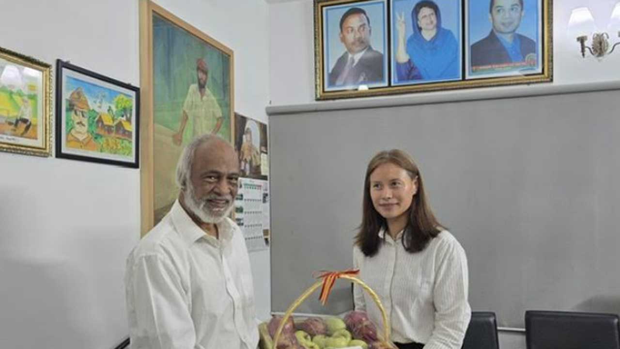 খালেদা জিয়ার জন্য মৌসুমি ফল পাঠালেন ভুটানের রাষ্ট্রদূত