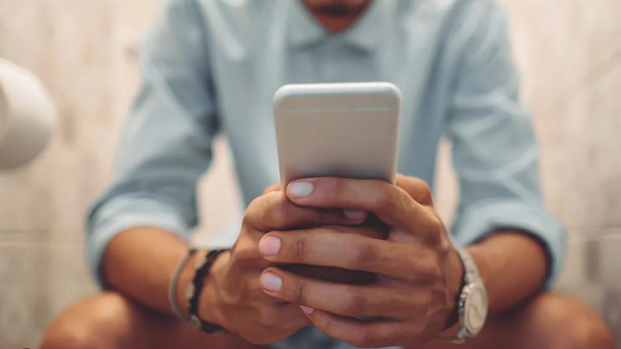 টয়লেটে বসে ফোনে স্ক্রল করেন? জেনে নিন শরীরের কী ক্ষতি করছেন