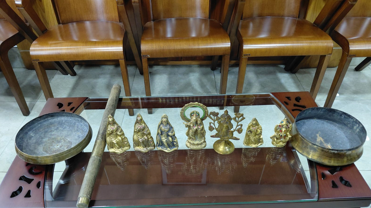 নওগাঁয় পুকুর থেকে পিতলের মূর্তি ও বাটি উদ্ধার