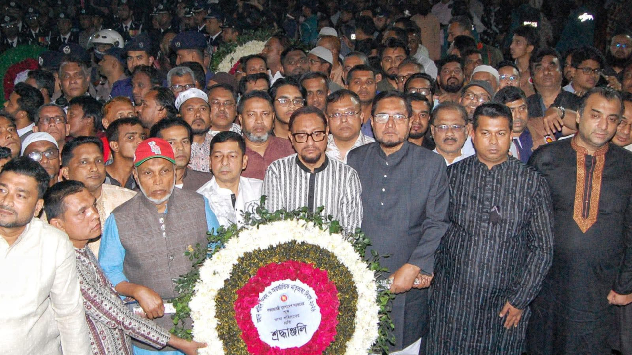 প্রথম প্রহরে চট্টগ্রামে ভাষা শহীদদের প্রতি শ্রদ্ধা