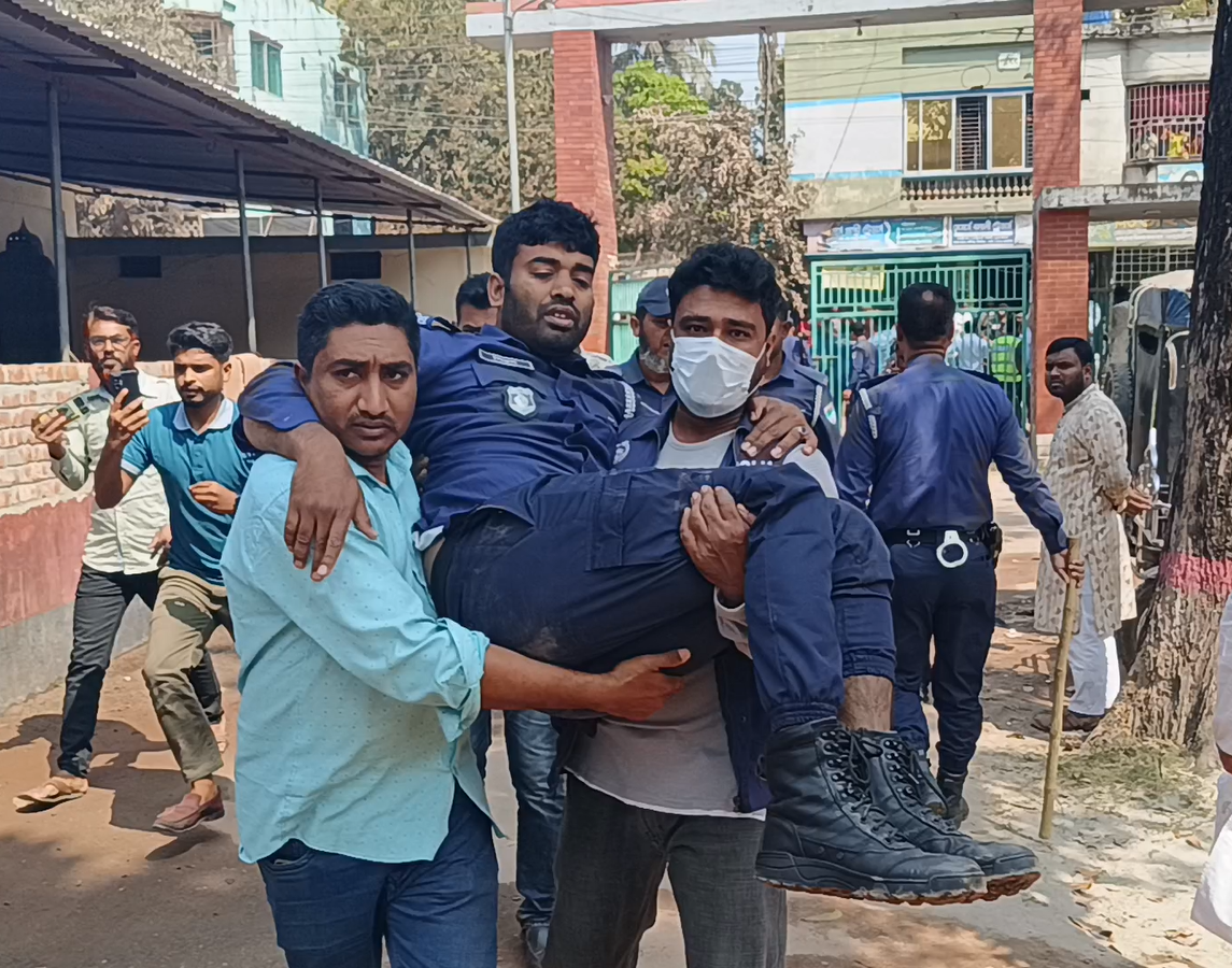 ঝিনাইদহে বিএনপির দুই গ্রুপের সংঘর্ষ, দুই পুলিশ সদস্যসহ আহত ১০