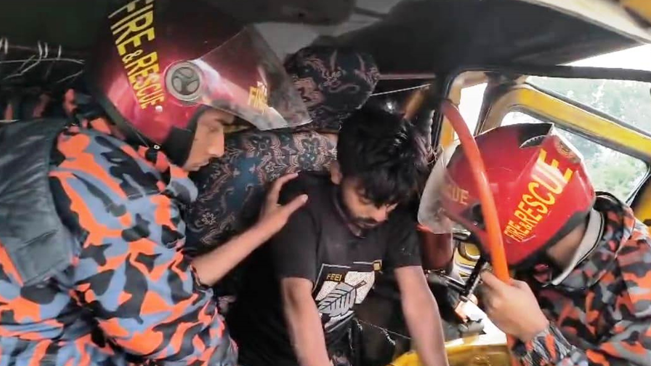 মুন্সীগঞ্জে দাঁড়িয়ে থাকা ট্রাকে চলন্ত ট্রাকের ধাক্কা, নিহত ১