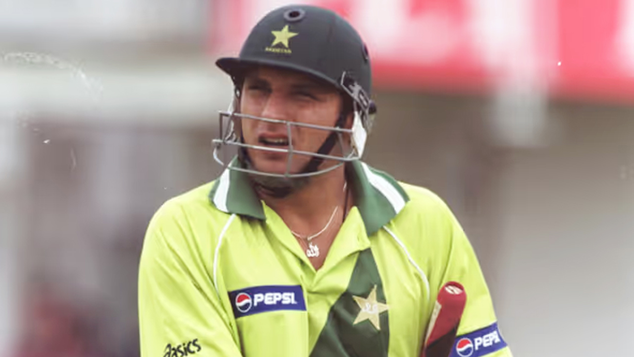 ৮২ রানে জিততে হতো পাকিস্তানকে, তিনে ব্যাট করে ইতিহাস গড়েন আফ্রিদি