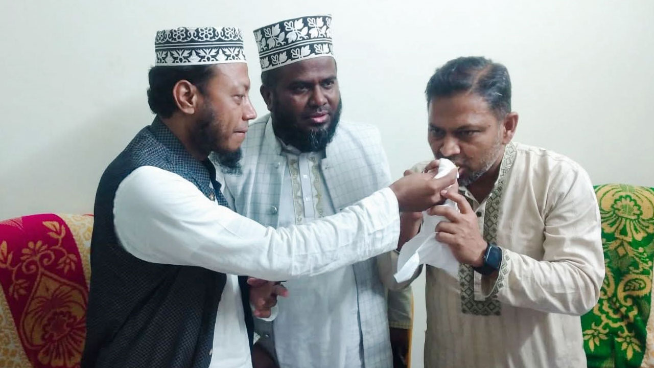 বিজয়ী হয়ে বিএনপির প্রার্থীর সঙ্গে সাক্ষাৎ আমির হামজার, খাওয়ালেন মিষ্টি