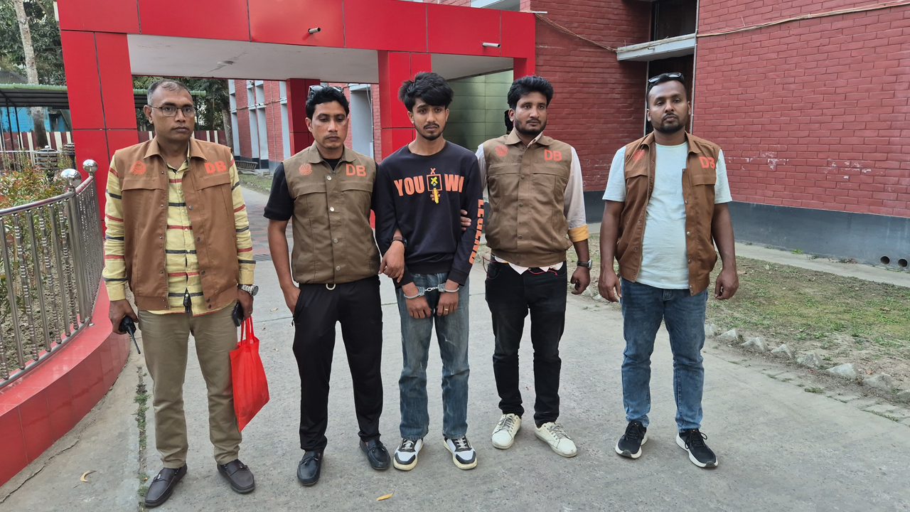 চুক্তিতে অস্ত্র পাচারকালে বিদেশি পিস্তল-গুলিসহ যুবক আটক