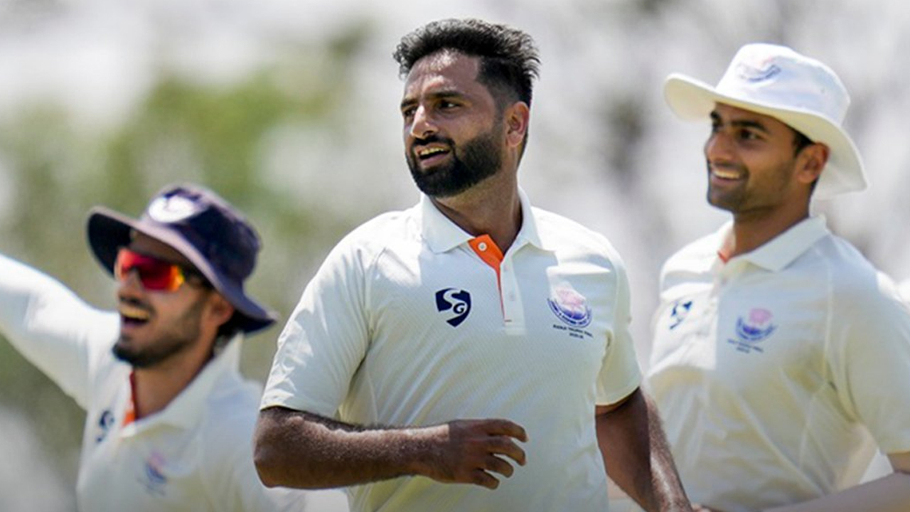 জম্মু-কাশ্মিরের প্রথম বোলার হিসেবে আকিব নবির ইতিহাস