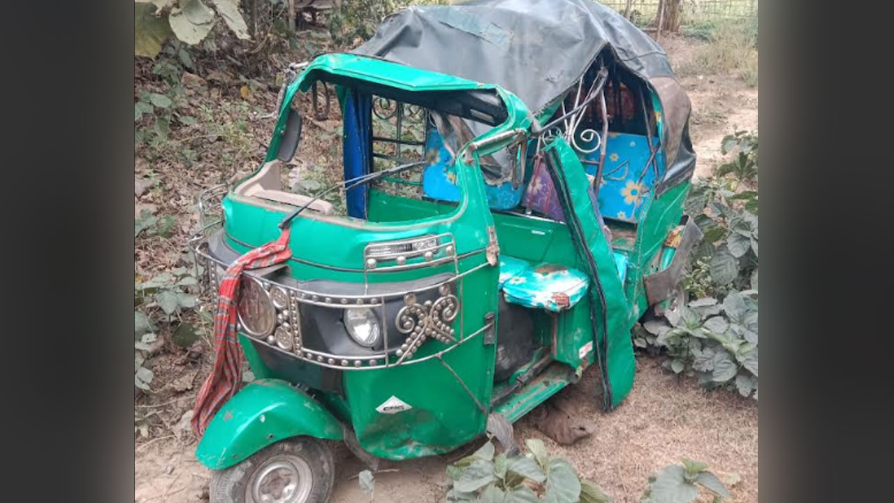 রাঙামাটিতে অটোরিকশা খাদে ছিটকে পড়ে আহত ২