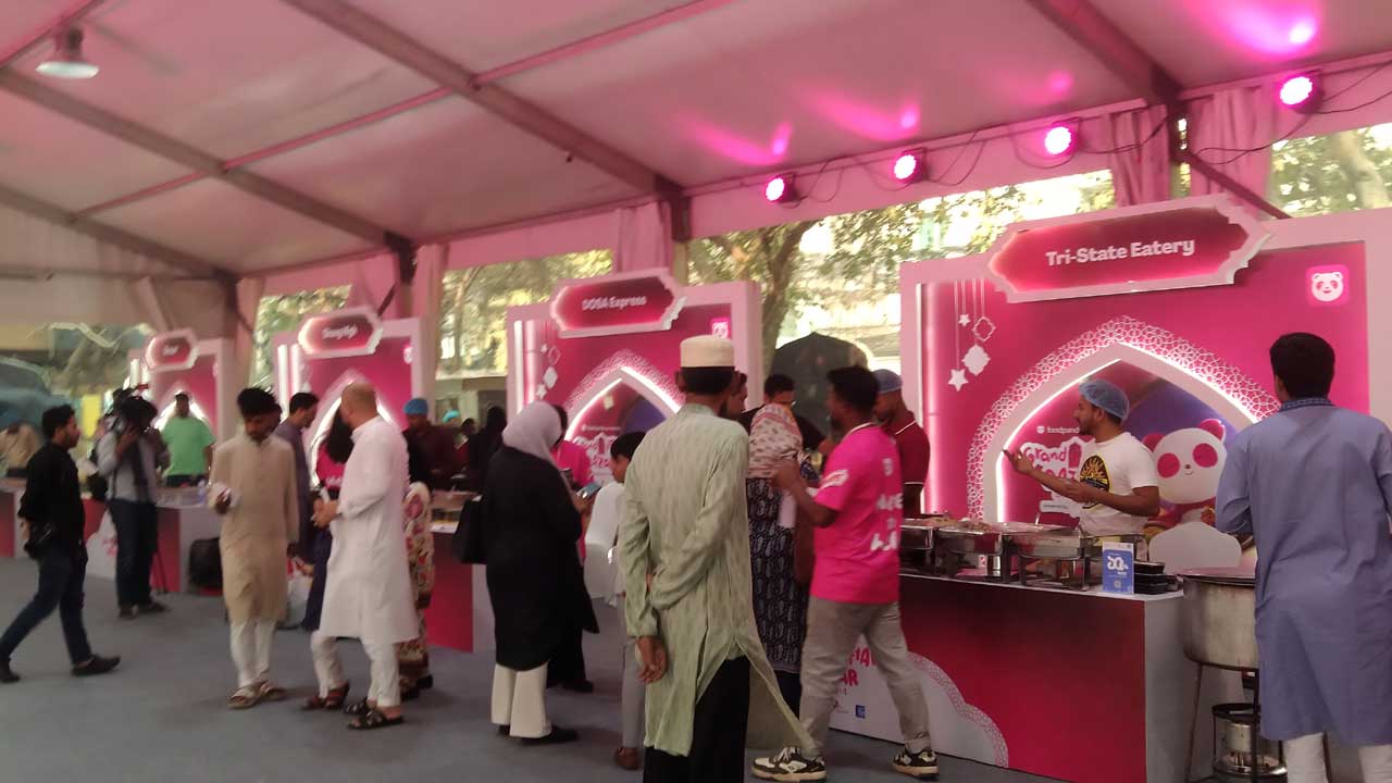 এক ছাদের নিচে মিলছে পুরান-নতুন ঢাকার ইফতার