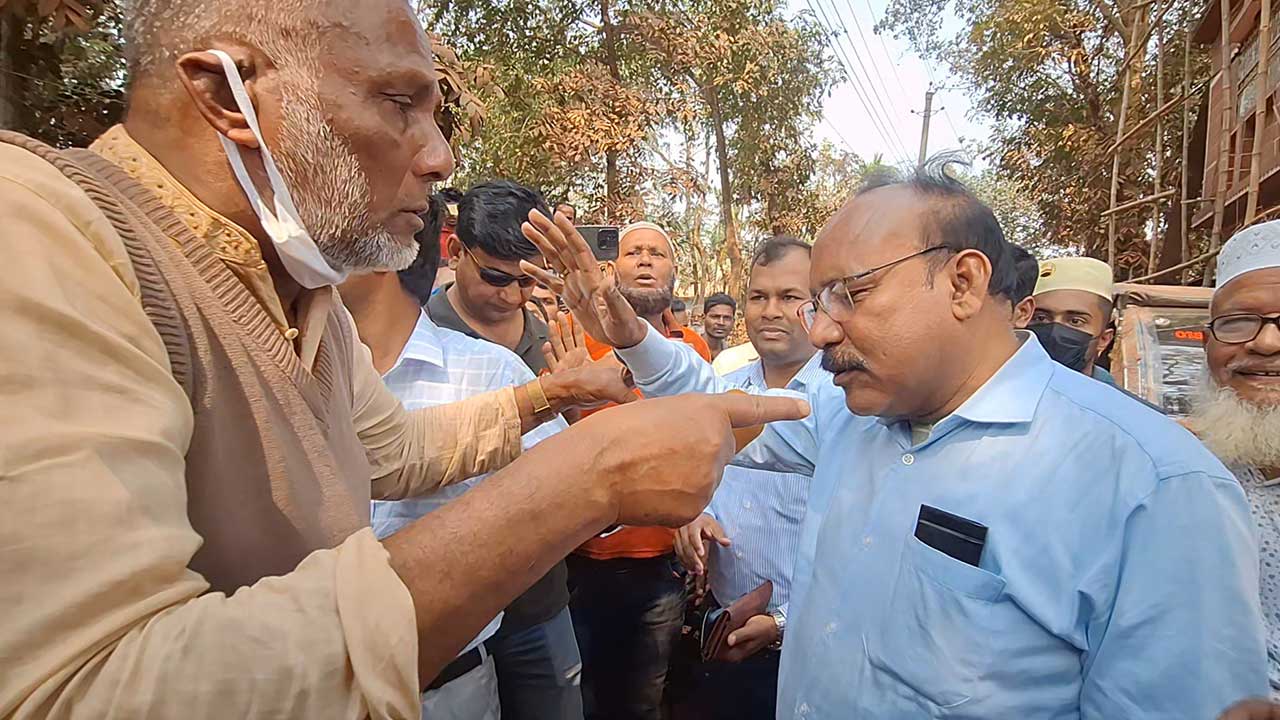 সড়কের সংস্কার কাজ ফেলে রাখায় তোপের মুখে এলজিইডির প্রকৌশলী