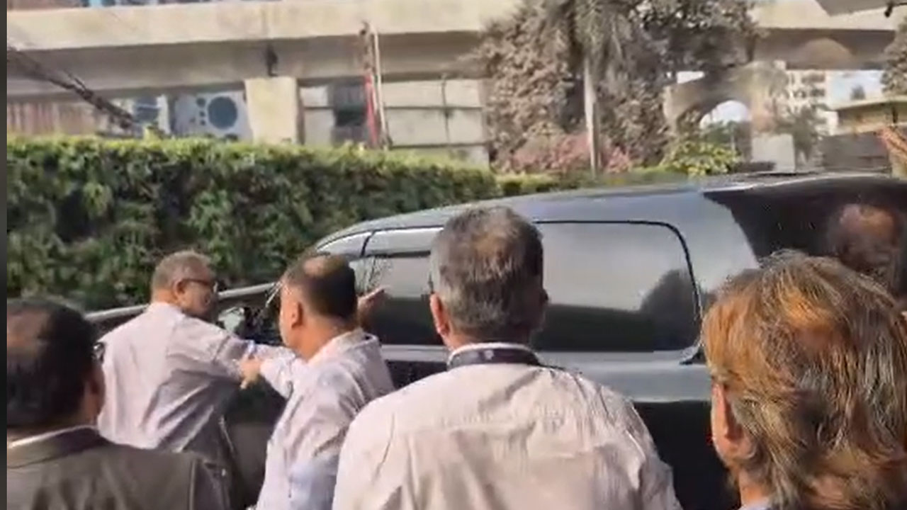 গভর্নরের উপদেষ্টাকে ‘লাঞ্ছিত’ করে বের করে দিলো কর্মকর্তারা