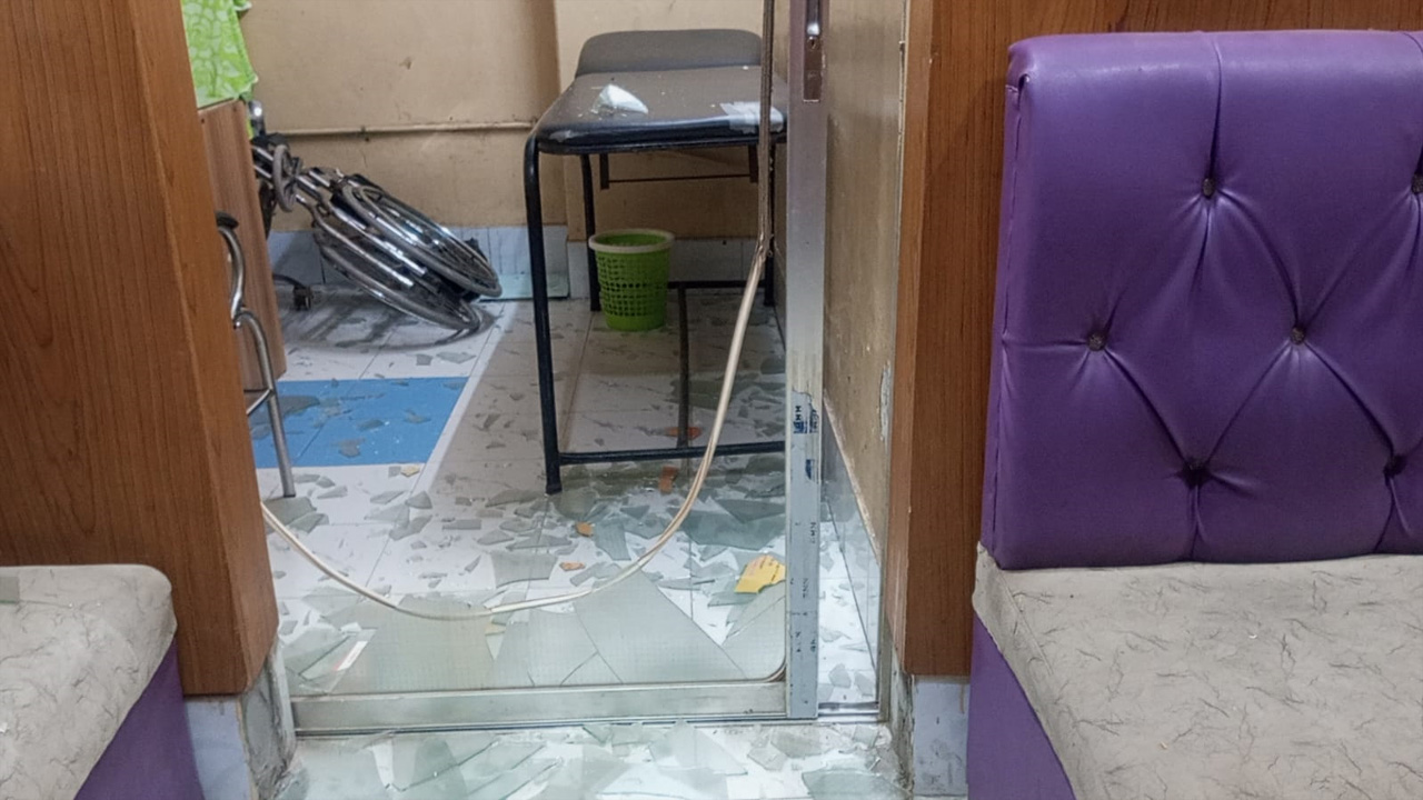 ভুল চিকিৎসায় গর্ভবতী নারীর মৃত্যুর অভিযোগ, হাসপাতাল ভাঙচুর