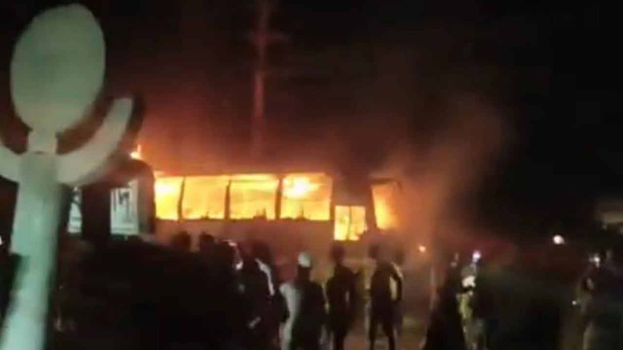 চাঁদপুরে দাঁড়িয়ে থাকা ৩ বাসে আগুন