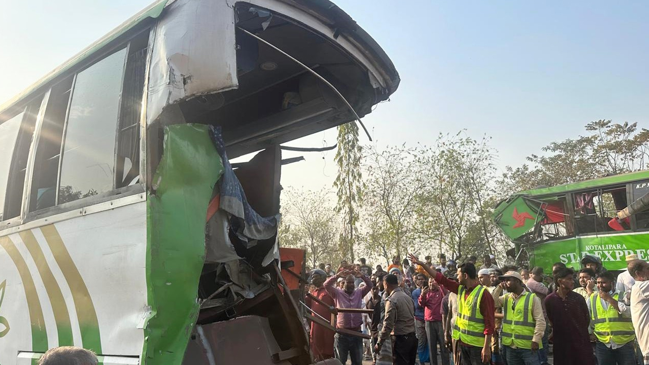 যাত্রী নামানোর সময় পেছন থেকে আরেক বাসের ধাক্কা, নিহত ২