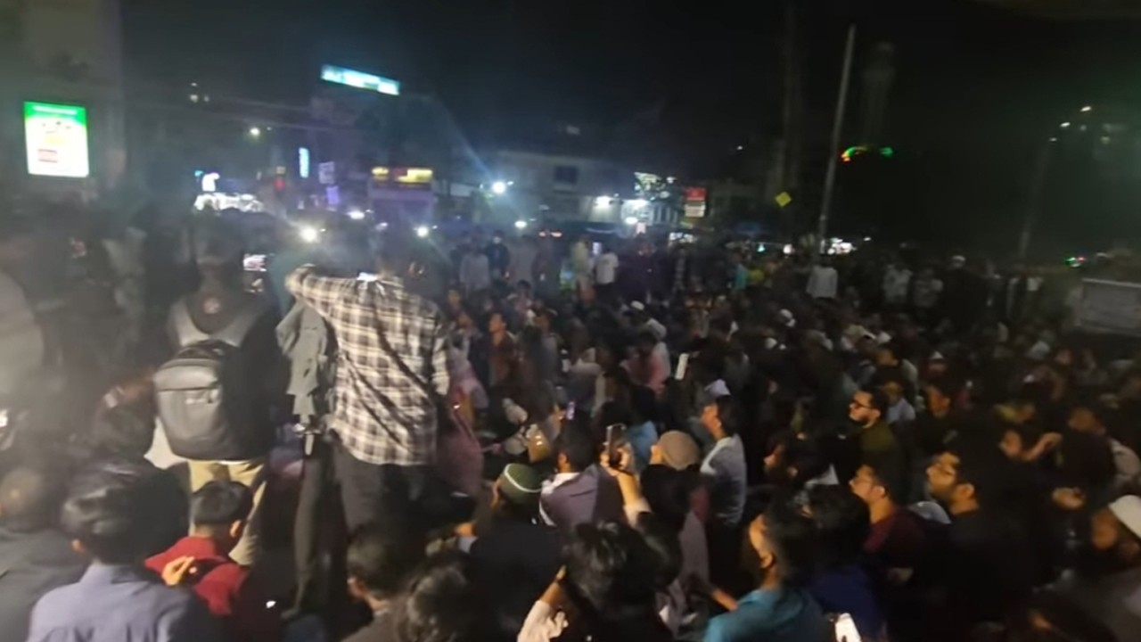 হাদি সমর্থকদের ওপর হামলার প্রতিবাদে চট্টগ্রামে বিক্ষোভ