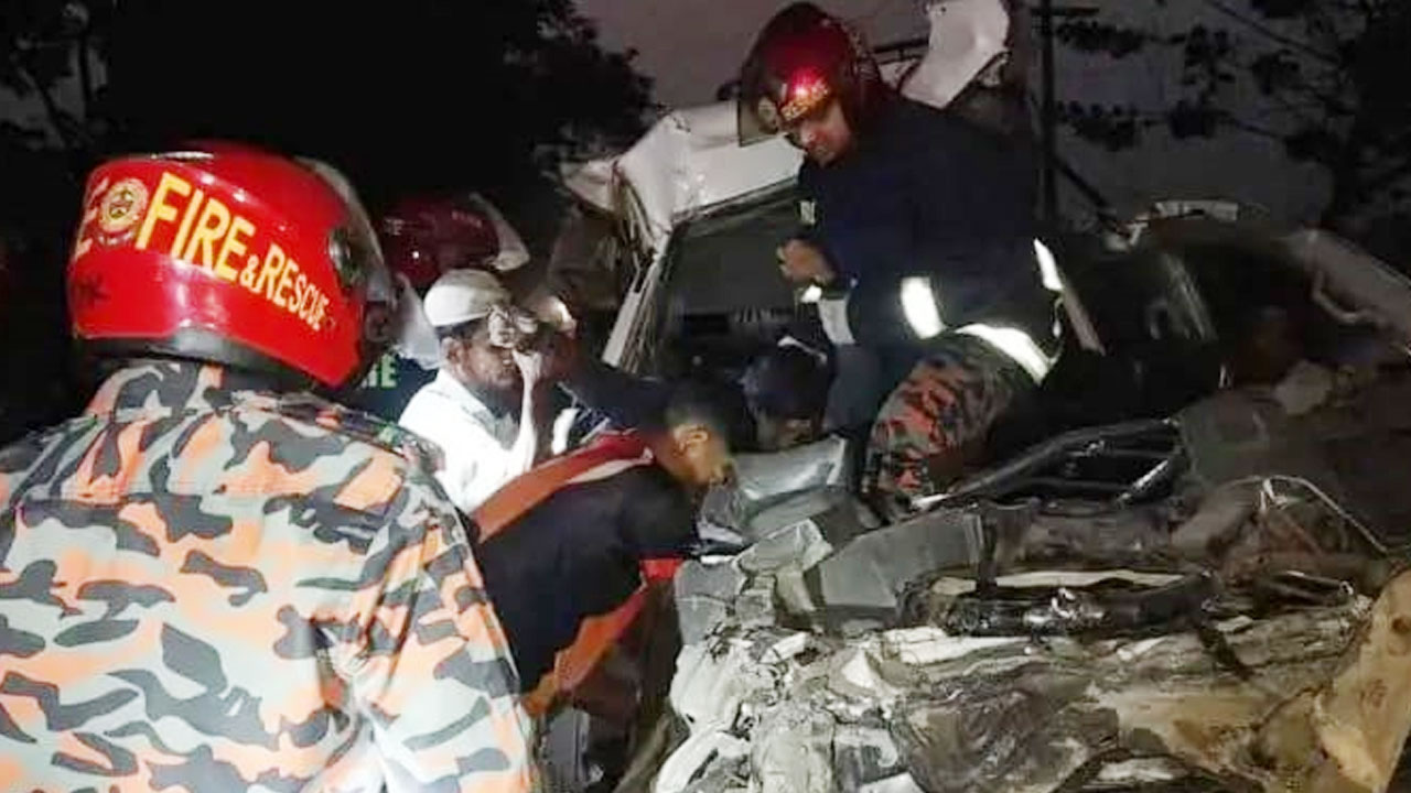 নিয়ন্ত্রণ হারিয়ে সামনের গাড়িতে ধাক্কা, মাইক্রোবাসের চালকসহ নিহত ২
