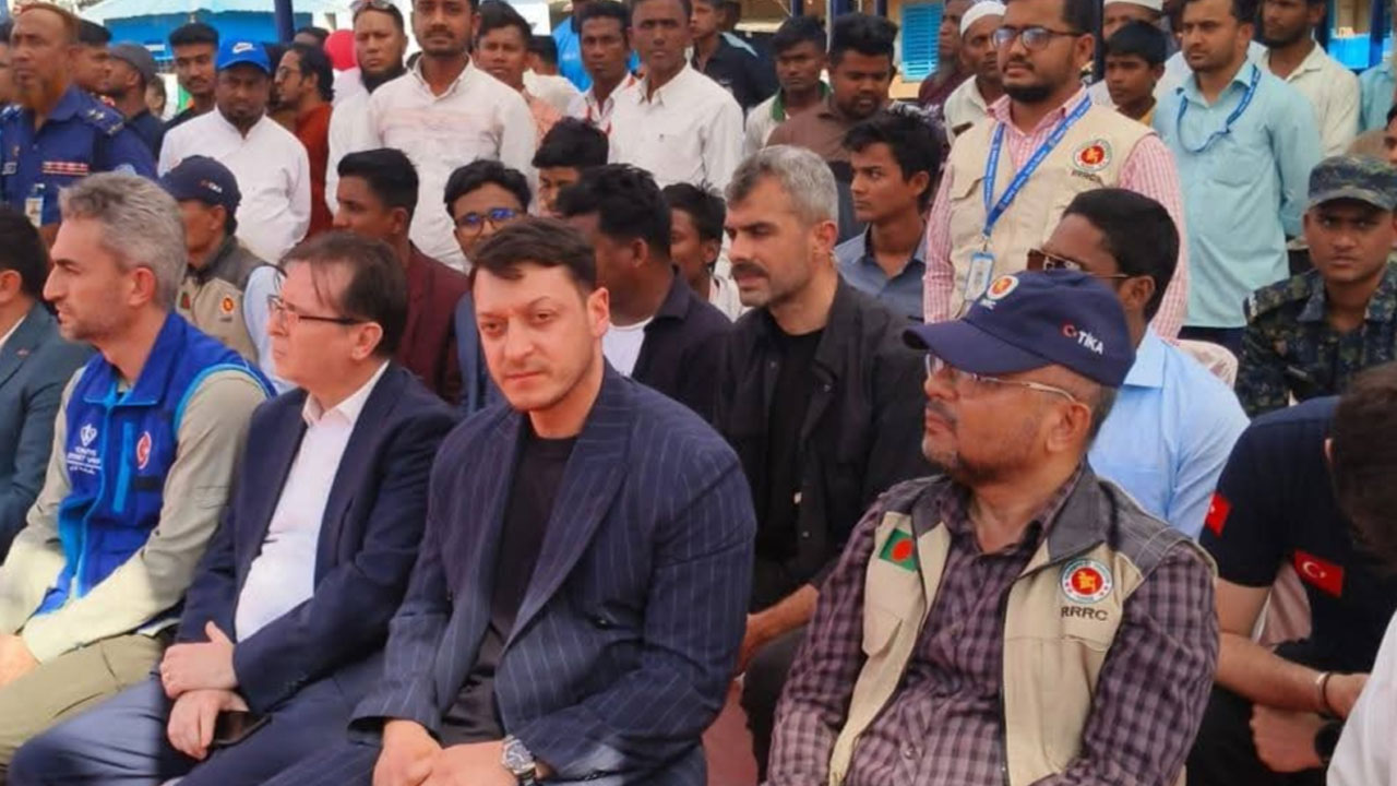 রোহিঙ্গাদের সঙ্গে ইফতার করলেন মেসুত ওজিল