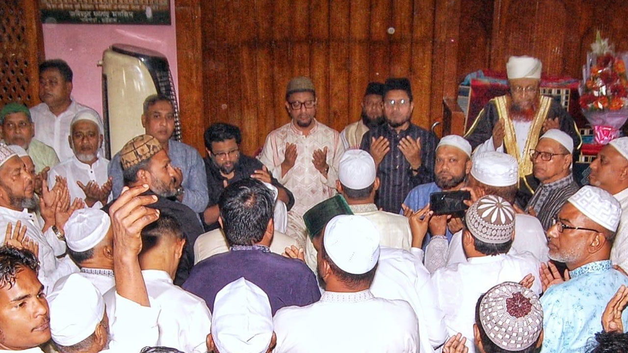 নবনির্বাচিত দুই এমপিকে নিয়ে চসিক মেয়রের দোয়া মাহফিল