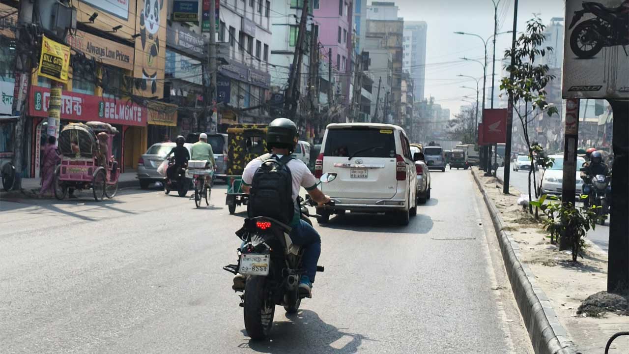নিষেধাজ্ঞা কাটিয়ে সড়কে চলছে মোটরসাইকেল, খুলেছে শপিংমলও