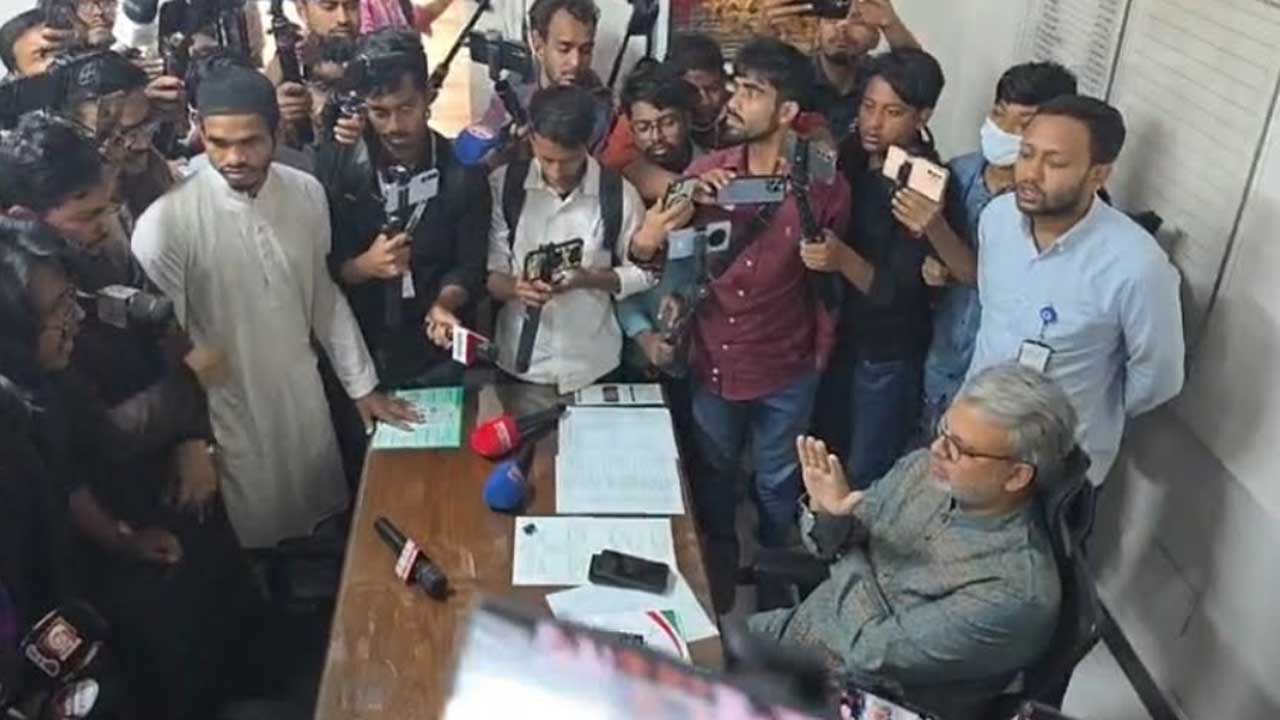 ঢাবি ক্যাম্পাসে নিষিদ্ধ ছাত্রলীগের পোস্টার, ডাকসুর আল্টিমেটাম