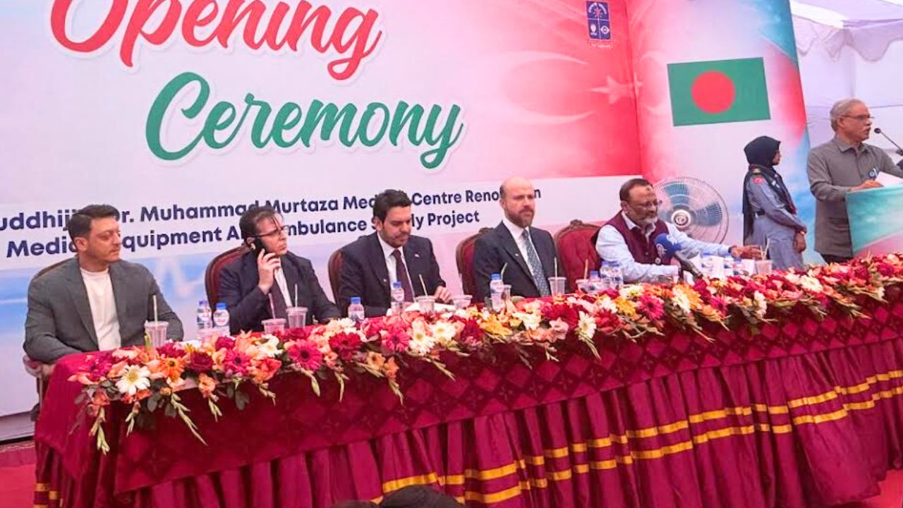 ঢাবিতে বিশ্বকাপজয়ী ফুটবল তারকা মেসুত ওজিল