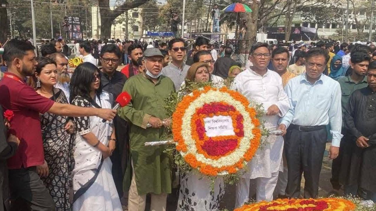 শহীদ মিনারে শিক্ষক সমিতির ‘বিতর্কিত’ শ্রদ্ধা, ঢাবি সাদা দলের প্রতিবাদ