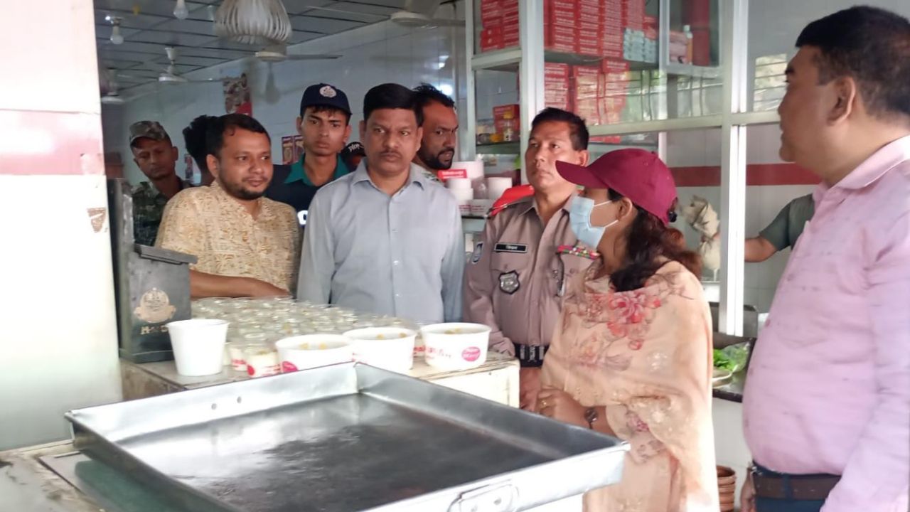 অস্বাস্থ্যকর পরিবেশে ইফতারি তৈরি-বিক্রি, দুই হোটেল-রেস্তোরাঁকে জরিমানা