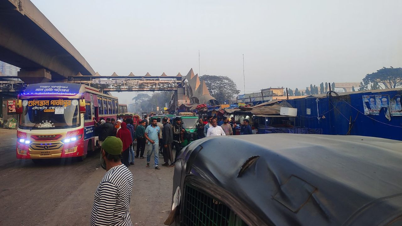 ভোটের সকালে সড়কে ঢিলেঢালা নিয়ন্ত্রণ