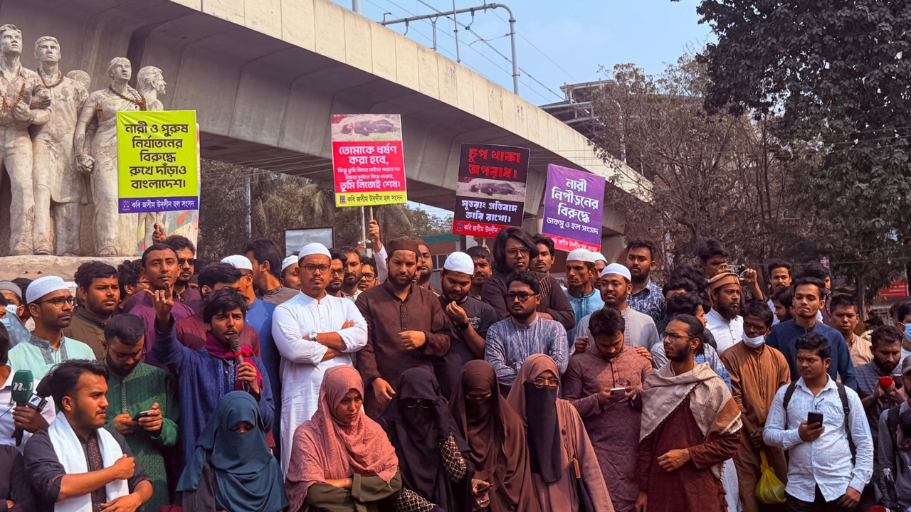 দেশে ধর্ষণ-সহিংসতার দৃষ্টান্তমূলক বিচারের দাবিতে ঢাবিতে ডাকসুর বিক্ষোভ