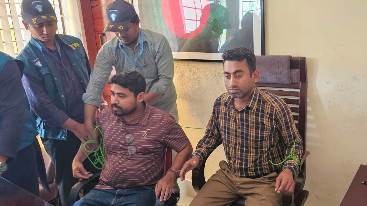 লাখ টাকা ঘুষসহ প্রকল্প বাস্তবায়ন কর্মকর্তাসহ আটক ২