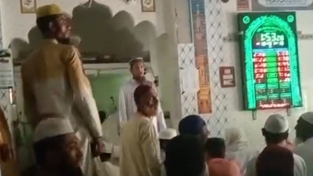 সাতক্ষীরায় ভূমিকম্প, আতঙ্কে ঘর ও মসজিদ ছেড়ে রাস্তায় মানুষ