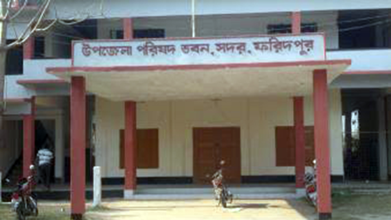 অপ্রাপ্তবয়স্ক ছেলেকে চাকরি দেওয়ার অভিযোগ প্রধান শিক্ষকের বিরুদ্ধে