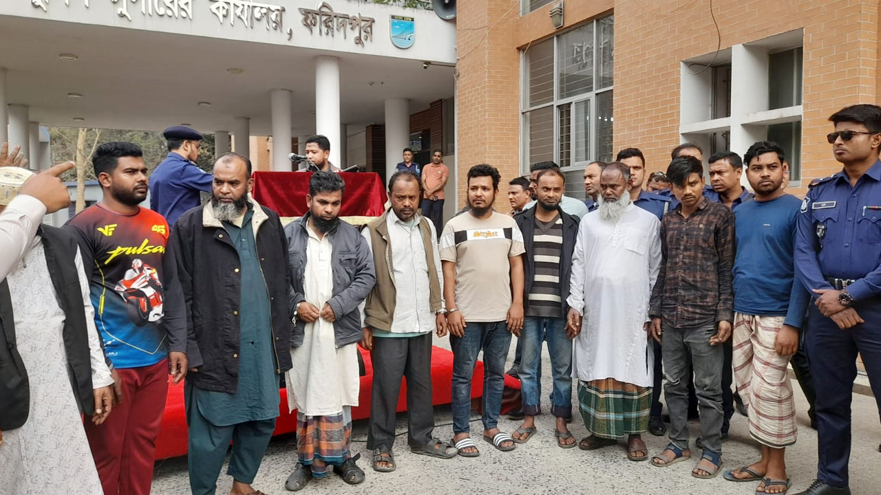 ফরিদপুরে ১৮ ইজিবাইক উদ্ধার, চোর চক্রের ১২ সদস্য গ্রেপ্তার