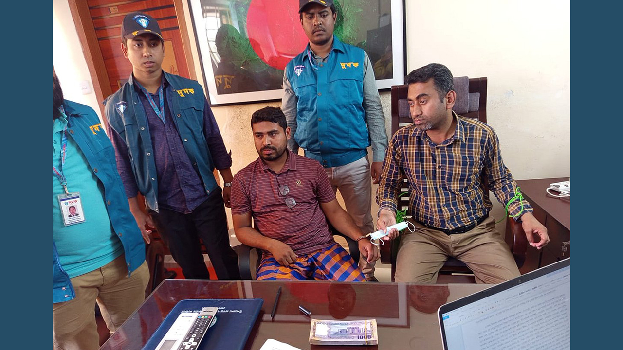 ঘুষের লাখ টাকাসহ উপজেলা প্রকল্প কর্মকর্তা দুদকের জালে আটক