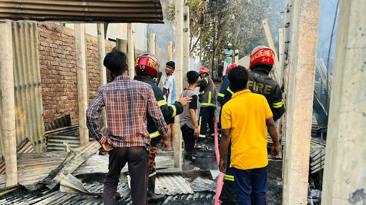 ইফতারের আগে সোনারগাঁয়ে আগুনে পুড়ে ছাই ১৮ পরিবারের বসতঘর